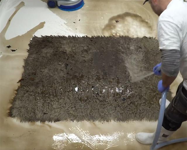 老哥清洗超脏地毯,将污损成黑色的地毯“变白色”,解压又治愈(图4) 清洗顽固污渍地毯_车黑色地毯烫_地毯深度清洁步骤