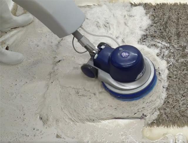 老哥清洗超脏地毯,将污损成黑色的地毯“变白色”,解压又治愈(图5) 清洗顽固污渍地毯_地毯深度清洁步骤_车黑色地毯烫