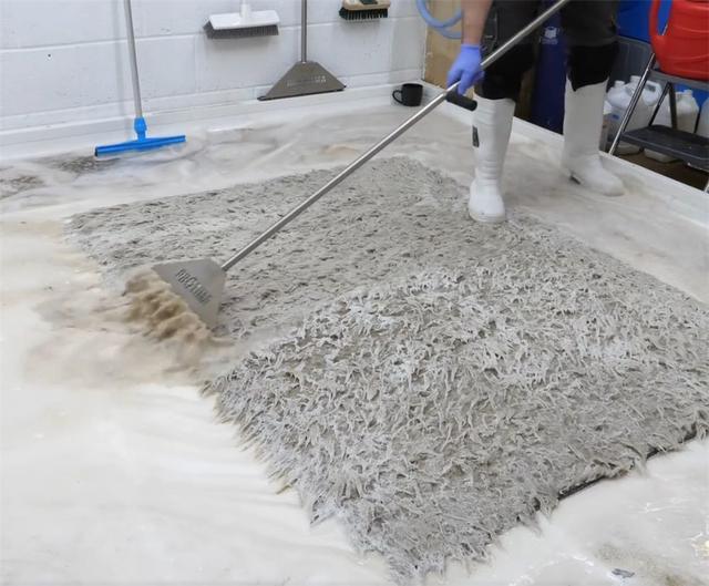 老哥清洗超脏地毯,将污损成黑色的地毯“变白色”,解压又治愈(图6) 地毯深度清洁步骤_清洗顽固污渍地毯_车黑色地毯烫