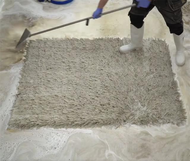 老哥清洗超脏地毯,将污损成黑色的地毯“变白色”,解压又治愈(图7) 清洗顽固污渍地毯_地毯深度清洁步骤_车黑色地毯烫