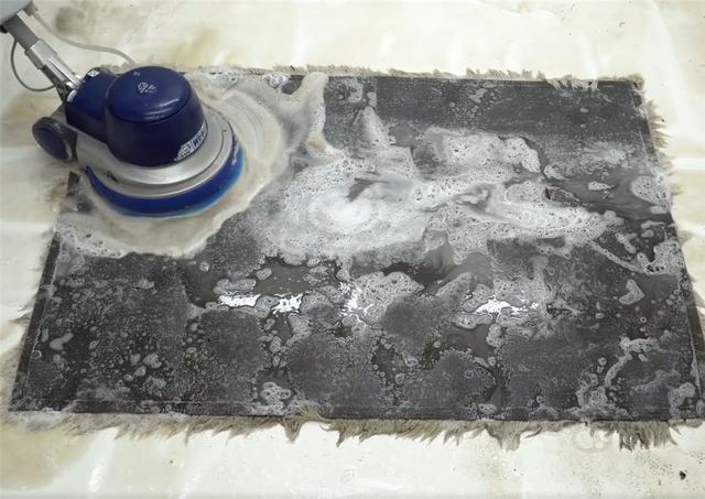 老哥清洗超脏地毯,将污损成黑色的地毯“变白色”,解压又治愈(图8) 清洗顽固污渍地毯_地毯深度清洁步骤_车黑色地毯烫