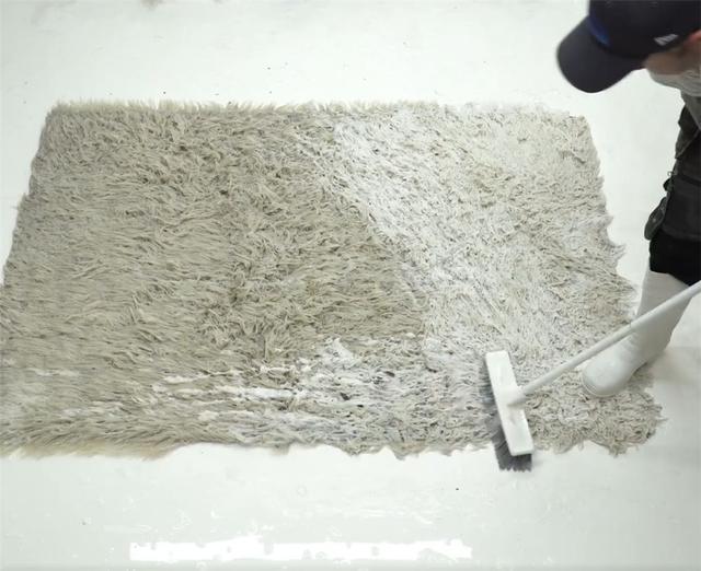 老哥清洗超脏地毯,将污损成黑色的地毯“变白色”,解压又治愈(图9) 车黑色地毯烫_清洗顽固污渍地毯_地毯深度清洁步骤