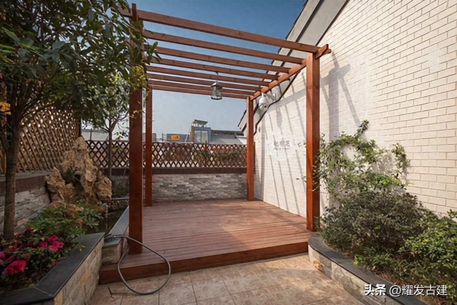 阳台防腐木花架的保养