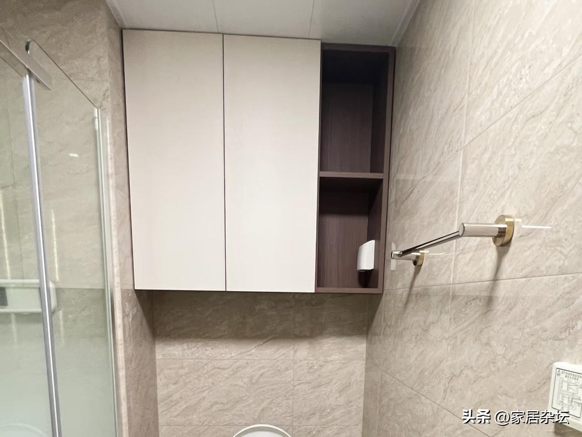 还得是年轻人脑子活:换个思路装修,家居痛点立即被解决,还省钱(图15) 解决家居痛点的装修设计_隐形晾衣架装修_厨房门装修效果图小户