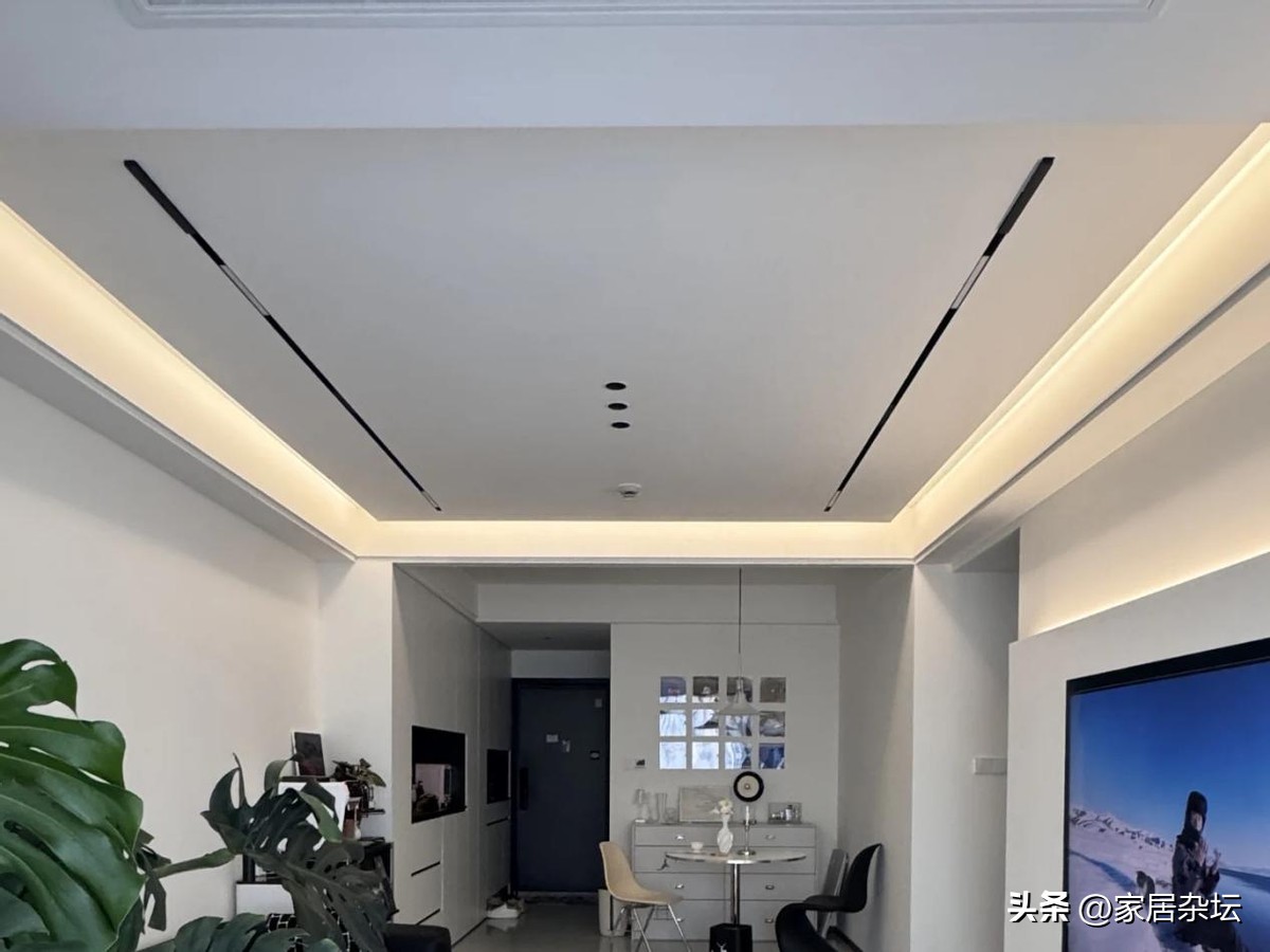 还得是年轻人脑子活:换个思路装修,家居痛点立即被解决,还省钱(图23) 厨房门装修效果图小户_解决家居痛点的装修设计_隐形晾衣架装修