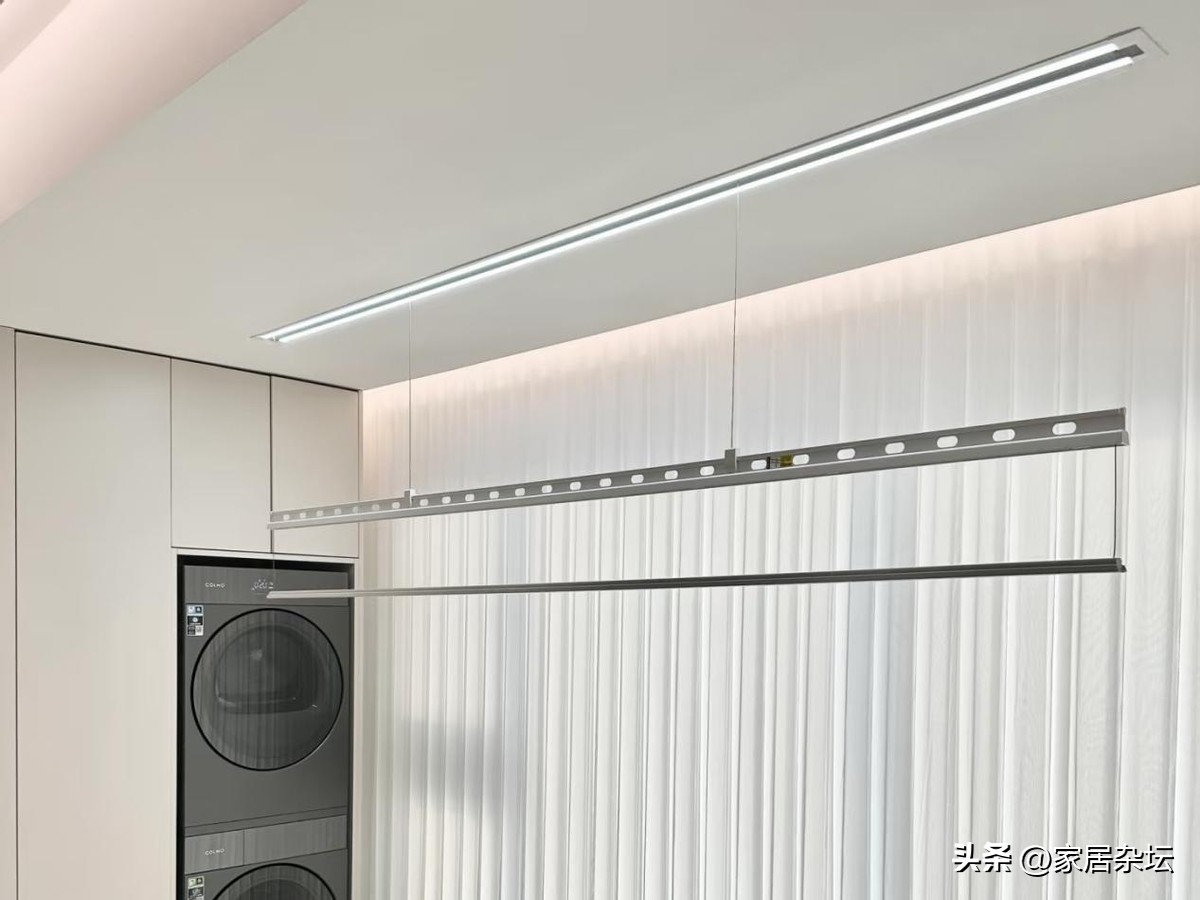 还得是年轻人脑子活:换个思路装修,家居痛点立即被解决,还省钱(图6) 隐形晾衣架装修_解决家居痛点的装修设计_厨房门装修效果图小户