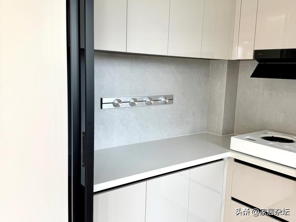 还得是年轻人脑子活:换个思路装修,家居痛点立即被解决,还省钱(图9) 厨房门装修效果图小户_解决家居痛点的装修设计_隐形晾衣架装修