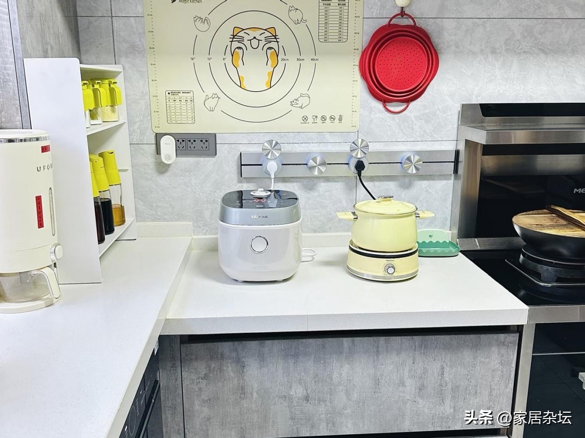 还得是年轻人脑子活:换个思路装修,家居痛点立即被解决,还省钱(图10) 隐形晾衣架装修_解决家居痛点的装修设计_厨房门装修效果图小户