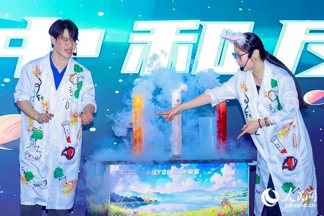 “科技+艺术+互动”点燃科技少年梦 厦门“科学之夜”推动科学知识在家庭传播(图3) 亲子科技活动科普盛宴_厦门集美诚毅科技探索中心科学之夜_集美诚毅科技探索中心