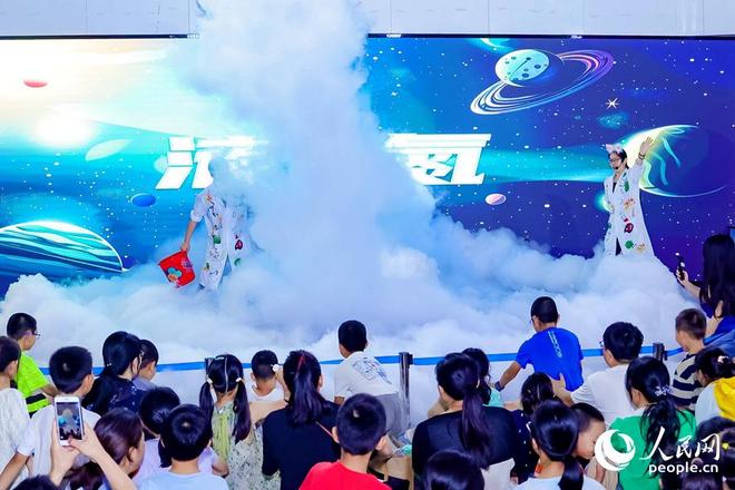 “科技+艺术+互动”点燃科技少年梦 厦门“科学之夜”推动科学知识在家庭传播(图4) 厦门集美诚毅科技探索中心科学之夜_亲子科技活动科普盛宴_集美诚毅科技探索中心