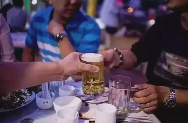 警惕!这6种饮酒方式最危害健康(图2) 不良生活方式及危害_最危害健康的饮酒方式_错误饮酒方式对身体的伤害