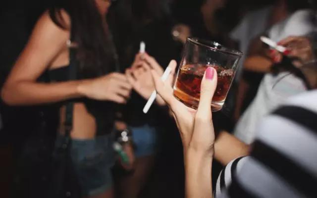 警惕!这6种饮酒方式最危害健康(图4) 不良生活方式及危害_最危害健康的饮酒方式_错误饮酒方式对身体的伤害