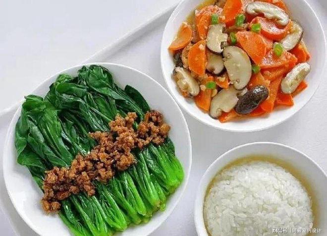 72岁脑中风大爷日常坚持散步，饮食清淡，医生提醒：3事需注意