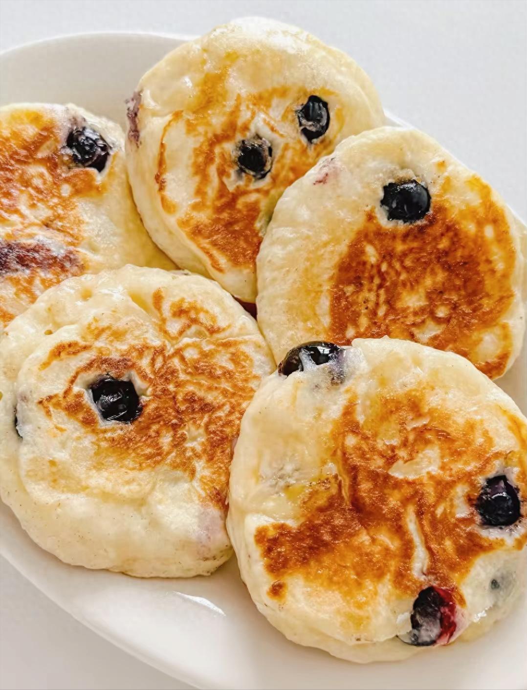 免揉面懒人早餐，一个平底锅做云朵饼，蓝莓香蕉爆浆到尖叫！