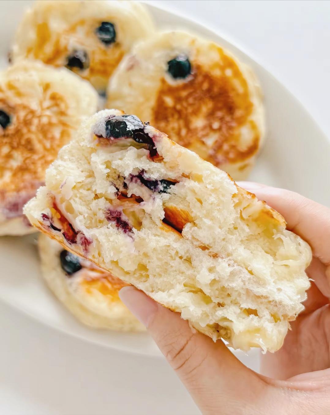 香蕉牛奶饼窍门_发面饼制作方法_蓝莓香蕉爆浆饼食谱