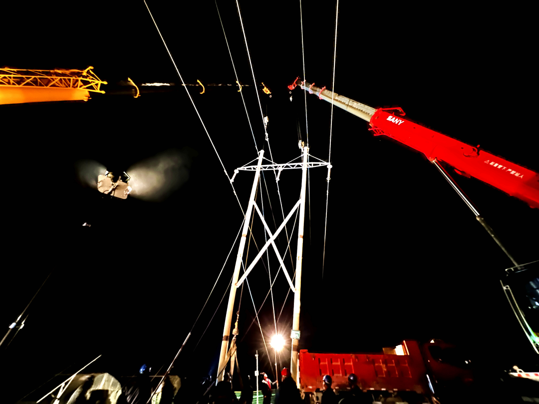 连夜奋战，快速恢复受损杆塔