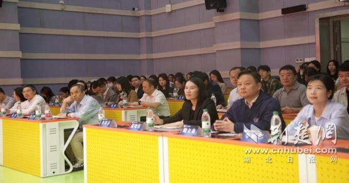华中科技大学首届“数智化传播领袖”专业硕士研究生培养高峰论坛暨校外业界导师聘任仪式圆满举办(图2) 华中科技大学数智化传播领袖专业硕士研究生培养高峰论坛_华中科技大学bbs_华中科技大学新闻与信息传播学院校外业界导师聘任仪式