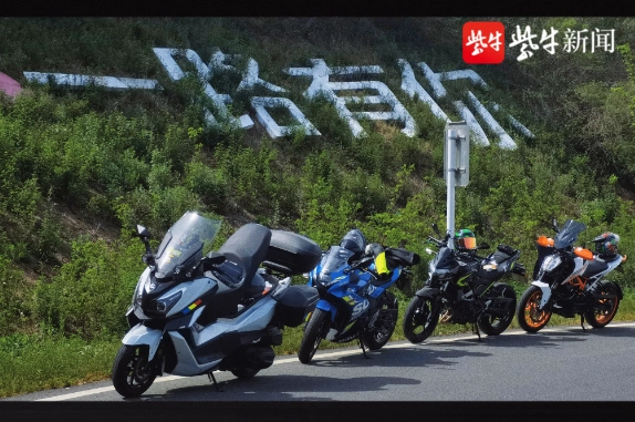 曾是全国第二的摩托之城 常州中青年人又盯上了摩托车(图2) 常州摩托车爱好者打卡照_公升级摩托_中青年人购车后关注摩托车市场趋势