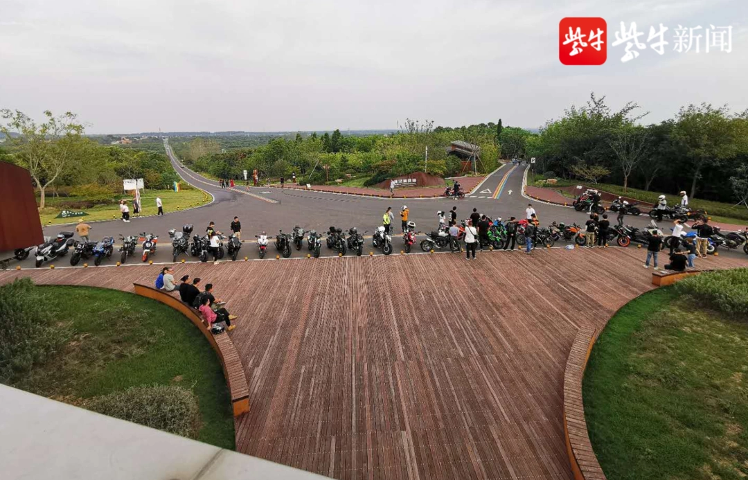 曾是全国第二的摩托之城 常州中青年人又盯上了摩托车(图3) 常州摩托车爱好者打卡照_公升级摩托_中青年人购车后关注摩托车市场趋势