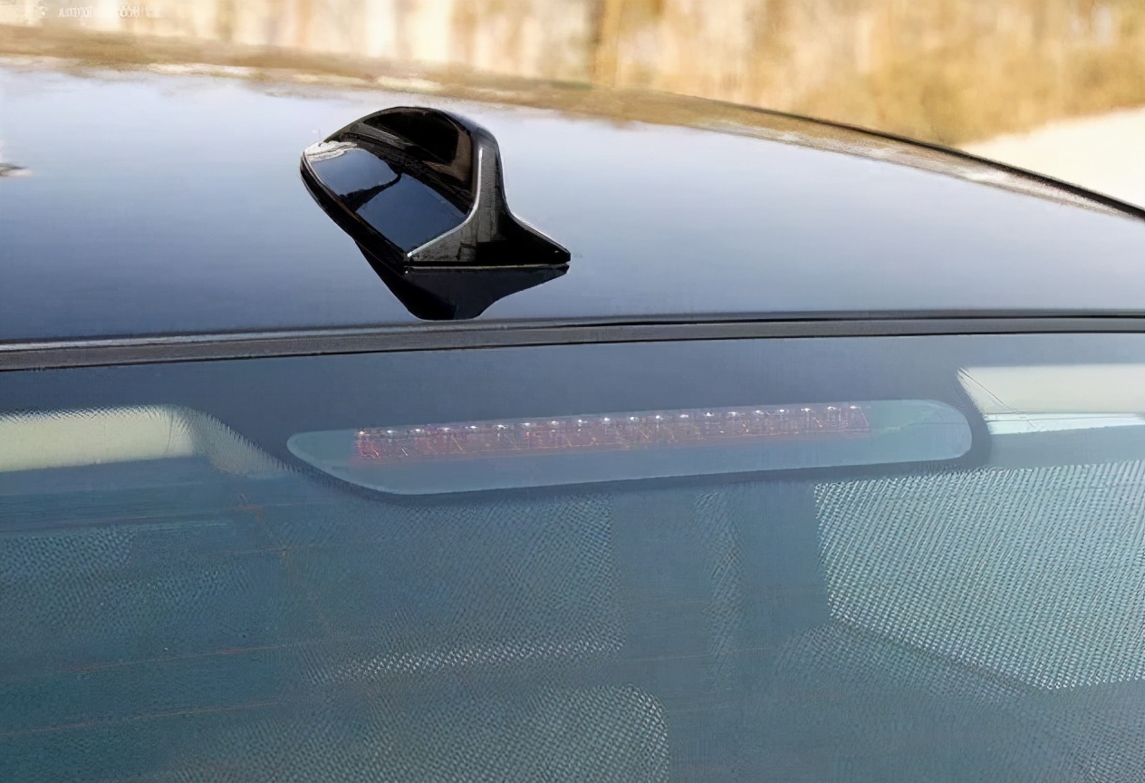 开了这么多年车才知道,原来鲨鱼鳍天线还有这用处(图4) 鲨鱼鳍天线发明历史_鲨鱼鳍天线功能作用_汽车防静电天线