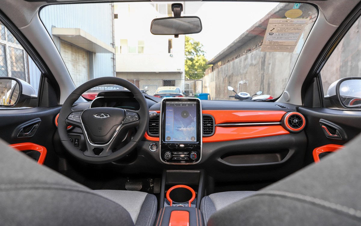 奇瑞小蚂蚁续航_家用代步纯电动车_油耗最低的两厢车