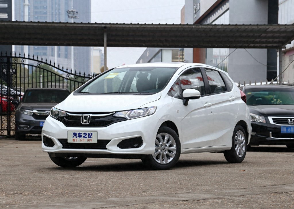 家用两厢车中的首选，油耗仅5.3L，质量好到没人黑