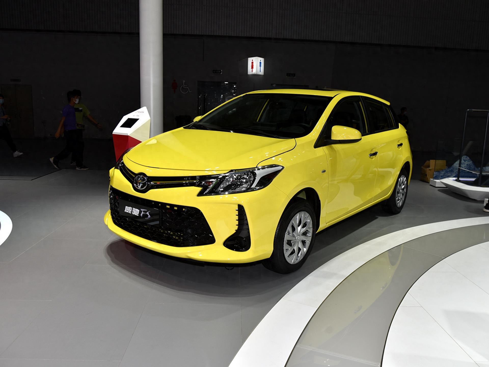 油耗5L价格9.28万，买个合资带大屏的省油小车，实拍丰田威驰FS