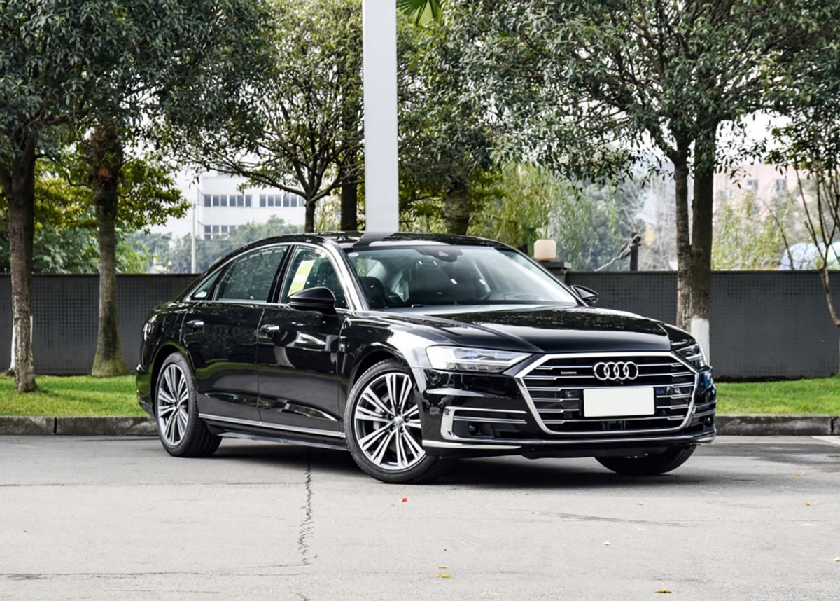 跟宝马7系、奔驰S级相比,奥迪A8的性价比最高,84万起(图11) 新款奥迪A8与奔驰s级对比_奥迪A8外观设计细节分析_奥迪a8跑车多少钱一辆