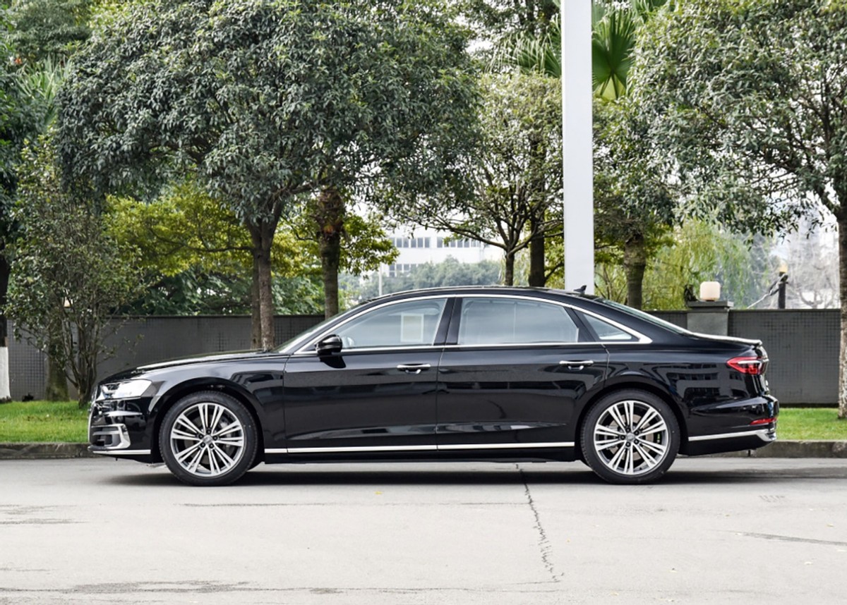 跟宝马7系、奔驰S级相比,奥迪A8的性价比最高,84万起(图3) 新款奥迪A8与奔驰s级对比_奥迪A8外观设计细节分析_奥迪a8跑车多少钱一辆