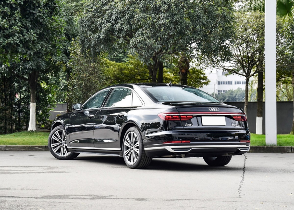 跟宝马7系、奔驰S级相比,奥迪A8的性价比最高,84万起(图4) 奥迪A8外观设计细节分析_新款奥迪A8与奔驰s级对比_奥迪a8跑车多少钱一辆