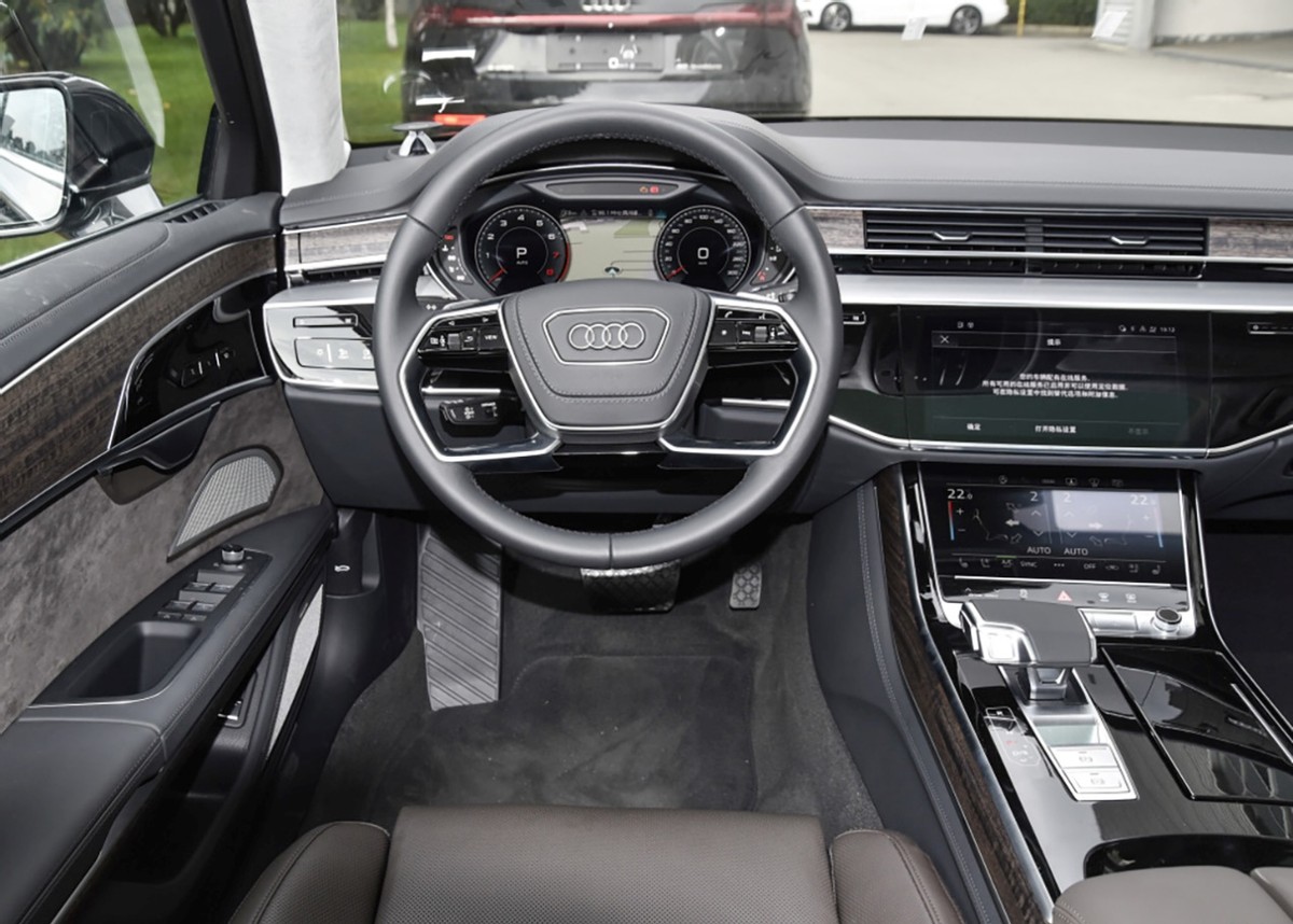 跟宝马7系、奔驰S级相比,奥迪A8的性价比最高,84万起(图7) 奥迪A8外观设计细节分析_奥迪a8跑车多少钱一辆_新款奥迪A8与奔驰s级对比