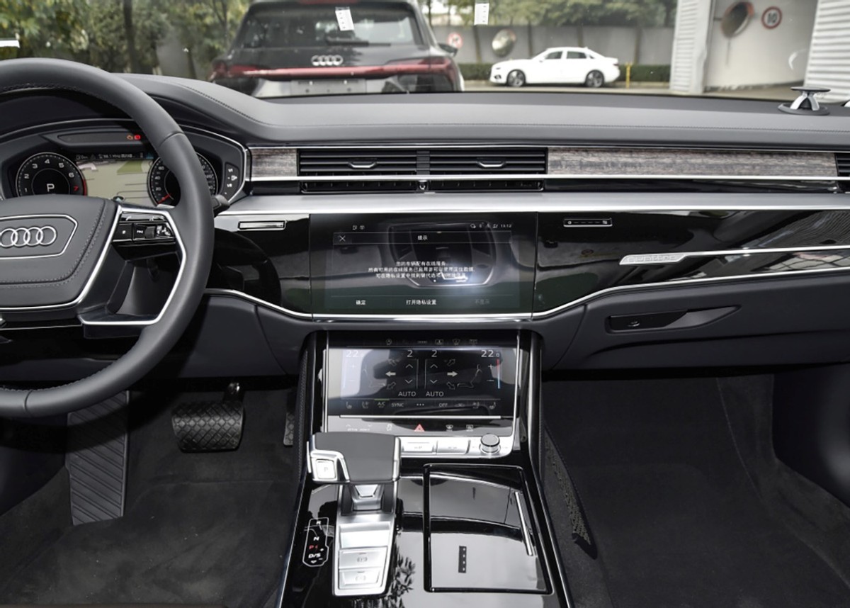 跟宝马7系、奔驰S级相比,奥迪A8的性价比最高,84万起(图8) 奥迪A8外观设计细节分析_新款奥迪A8与奔驰s级对比_奥迪a8跑车多少钱一辆