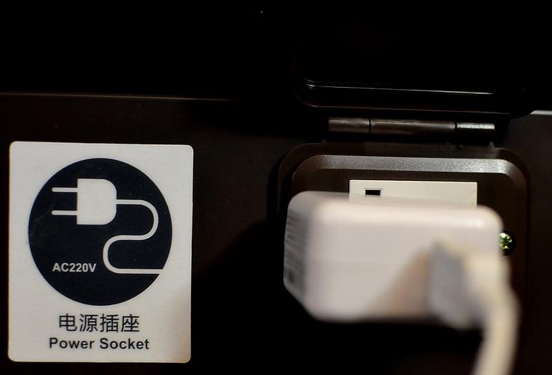 列车上充电真会伤手机吗?插座哪里找?收好这份春运充电指南(图2) 列车插座供电方式_列车上充电原理_车蓄电池充电