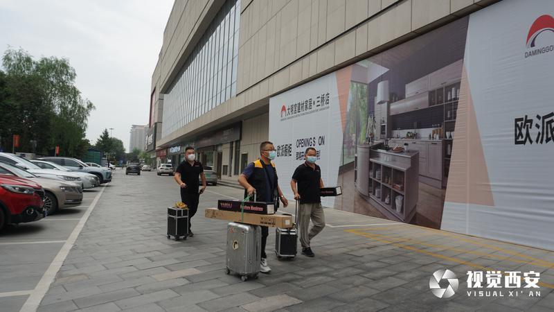 从修补大理石台面到玻璃门上开猫洞 需求强劲的家具修复行业也有“成长的烦恼”