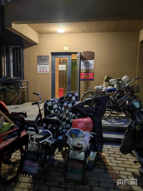 记者观察:电动自行车带来的致命隐患背后(图2) 电动自行车违规停放违规充电屡禁不止原因_电动自行车火灾事故频发原因分析_北京移动充电车