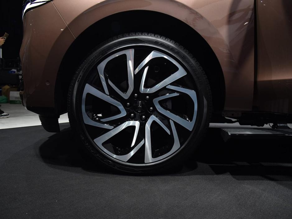 除了路虎这么贵,林肯领航员也至少125万起,中国区限量发行(图11) 林肯汽车suv 加长_林肯领航员 百万级豪车 5.6米加长SUV