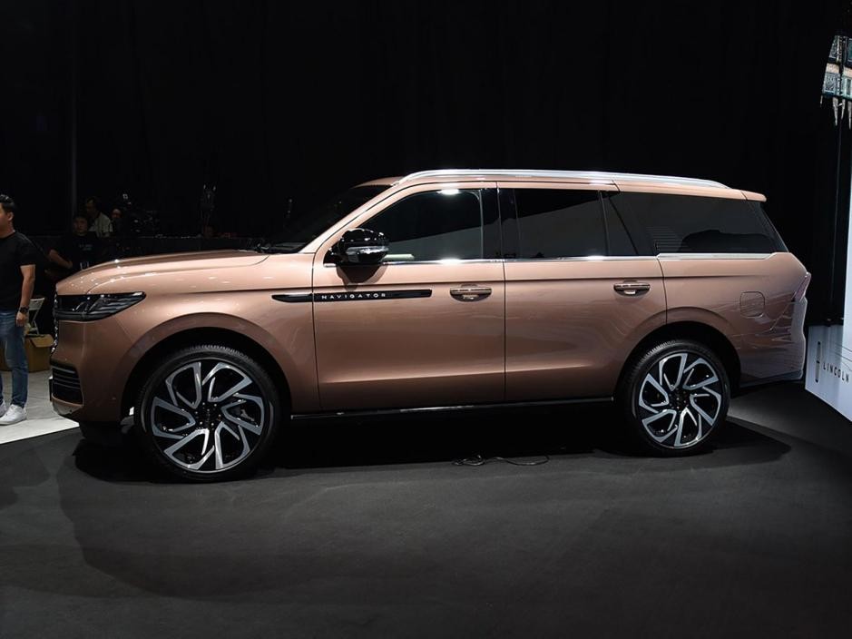 除了路虎这么贵,林肯领航员也至少125万起,中国区限量发行(图3) 林肯汽车suv 加长_林肯领航员 百万级豪车 5.6米加长SUV