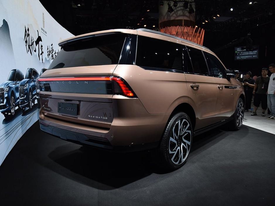 除了路虎这么贵,林肯领航员也至少125万起,中国区限量发行(图4) 林肯汽车suv 加长_林肯领航员 百万级豪车 5.6米加长SUV