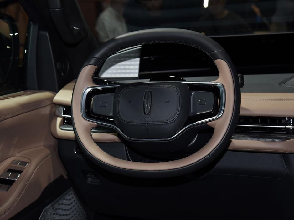 除了路虎这么贵,林肯领航员也至少125万起,中国区限量发行(图6) 林肯领航员 百万级豪车 5.6米加长SUV_林肯汽车suv 加长