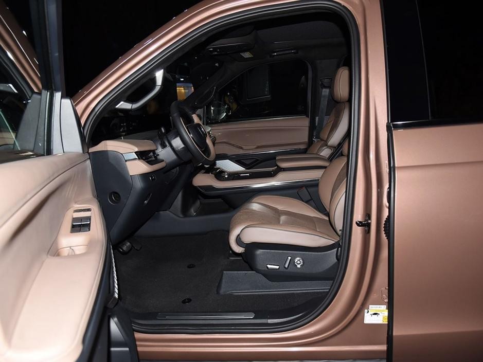 除了路虎这么贵,林肯领航员也至少125万起,中国区限量发行(图7) 林肯领航员 百万级豪车 5.6米加长SUV_林肯汽车suv 加长