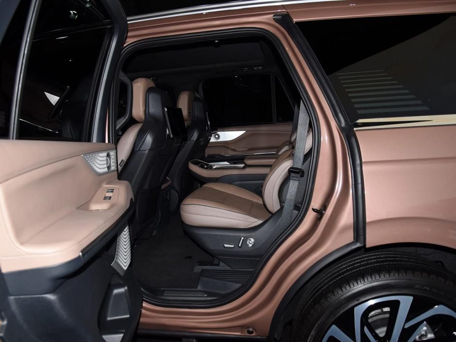 除了路虎这么贵,林肯领航员也至少125万起,中国区限量发行(图8) 林肯汽车suv 加长_林肯领航员 百万级豪车 5.6米加长SUV