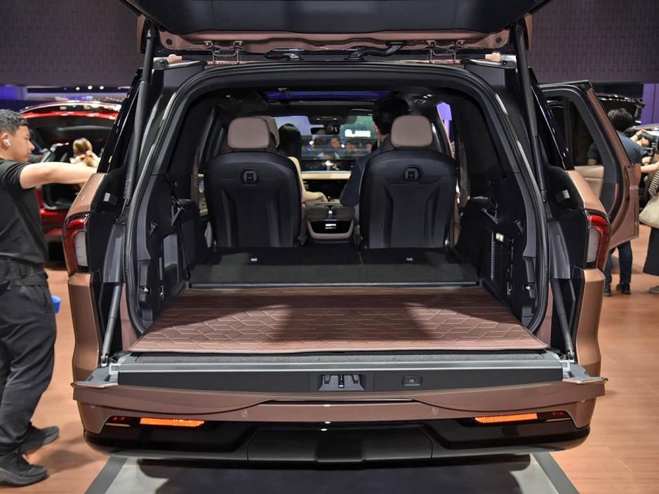 除了路虎这么贵,林肯领航员也至少125万起,中国区限量发行(图9) 林肯汽车suv 加长_林肯领航员 百万级豪车 5.6米加长SUV