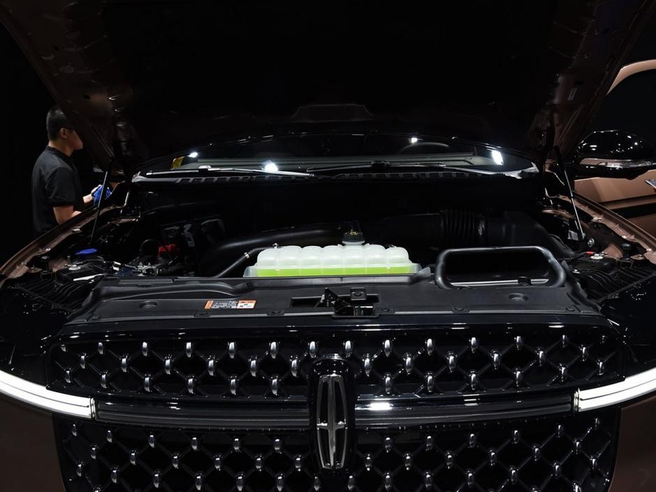 除了路虎这么贵,林肯领航员也至少125万起,中国区限量发行(图10) 林肯领航员 百万级豪车 5.6米加长SUV_林肯汽车suv 加长