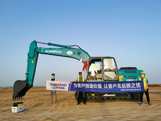冲、冲、冲!带您感受山河智能挖掘机火热交机时刻(图3) 山河智能SWE25UF挖掘机_山河智能挖掘机提车作业_山河智能SWE215E-3H挖掘机