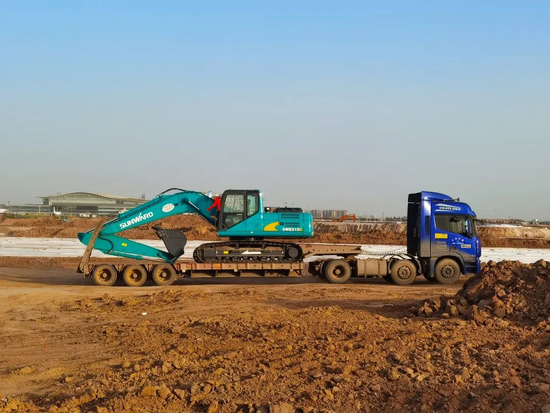 冲、冲、冲!带您感受山河智能挖掘机火热交机时刻(图4) 山河智能SWE215E-3H挖掘机_山河智能SWE25UF挖掘机_山河智能挖掘机提车作业