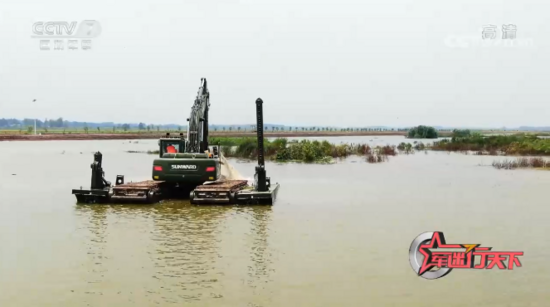 水陆两用挖掘机亮相央视!山河智能应急救援“猛将”出战(图2) CCTV7国防军事频道军迷行天下_山河智能水陆两用挖掘机_山河智能挖掘机提车作业