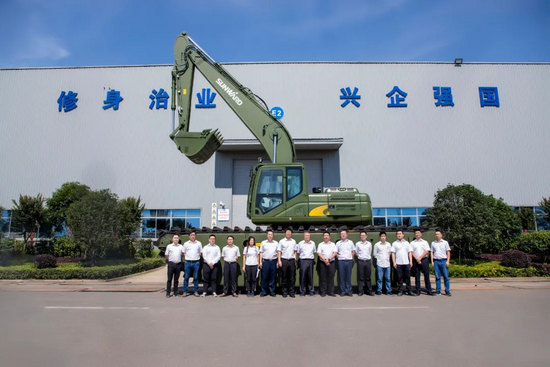 水陆两用挖掘机亮相央视!山河智能应急救援“猛将”出战(图3) 山河智能水陆两用挖掘机_CCTV7国防军事频道军迷行天下_山河智能挖掘机提车作业