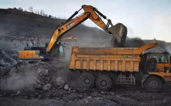 矿山利器,悍将徐工丨环保卡的严?XE490DK挖掘机轻松过关!(图2) 徐工XE490DK挖掘机_山河智能挖掘机提车作业_山西灵北煤矿