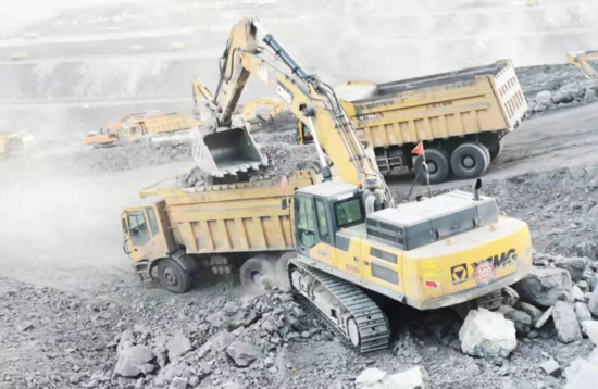 矿山利器,悍将徐工丨环保卡的严?XE490DK挖掘机轻松过关!(图3) 徐工XE490DK挖掘机_山西灵北煤矿_山河智能挖掘机提车作业