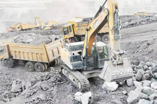 矿山利器,悍将徐工丨环保卡的严?XE490DK挖掘机轻松过关!(图4) 徐工XE490DK挖掘机_山河智能挖掘机提车作业_山西灵北煤矿